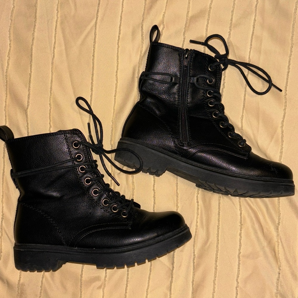 Like New, Barely worn size 6 black Kohls boots.